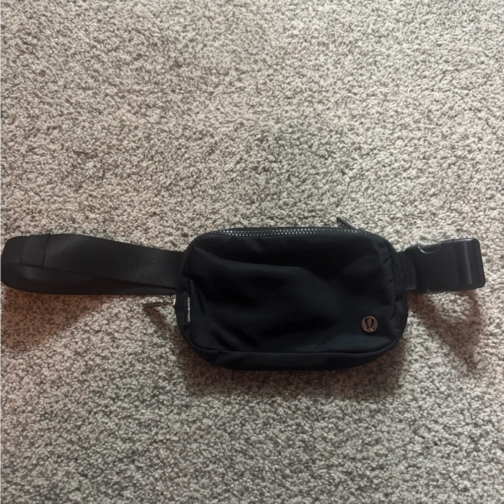 Lululemon Everywhere Belt Bag 1L
Black - Picture 2 of 2
